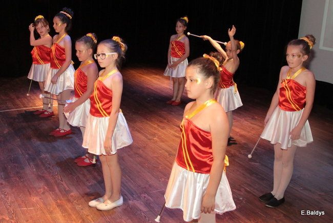 100 mażoretek na jednej scenie (zdjęcia)