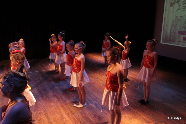 100 mażoretek na jednej scenie (zdjęcia)