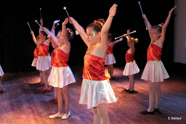 100 mażoretek na jednej scenie (zdjęcia)