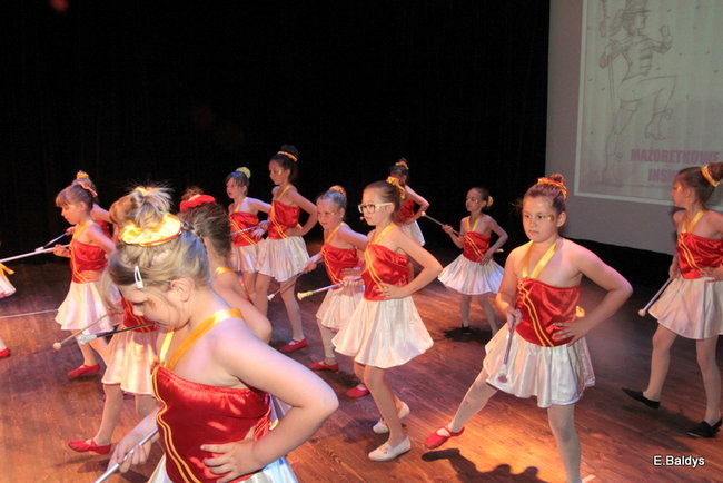 100 mażoretek na jednej scenie (zdjęcia)