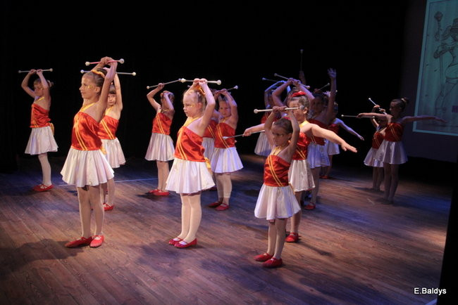 100 mażoretek na jednej scenie (zdjęcia)