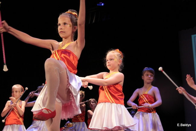 100 mażoretek na jednej scenie (zdjęcia)