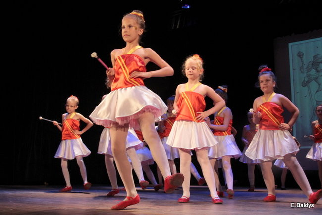 100 mażoretek na jednej scenie (zdjęcia)