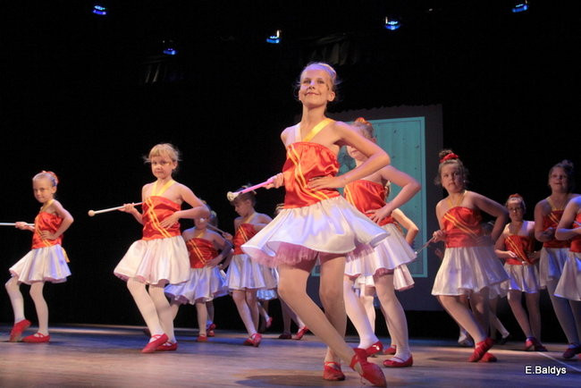 100 mażoretek na jednej scenie (zdjęcia)