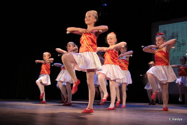 100 mażoretek na jednej scenie (zdjęcia)