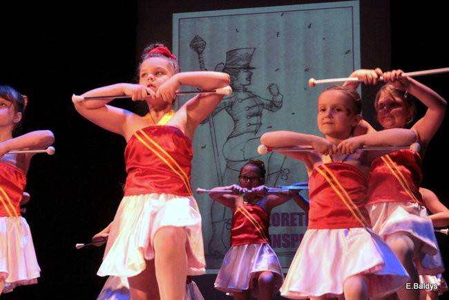 100 mażoretek na jednej scenie (zdjęcia)