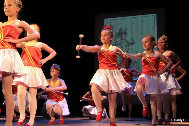 100 mażoretek na jednej scenie (zdjęcia)