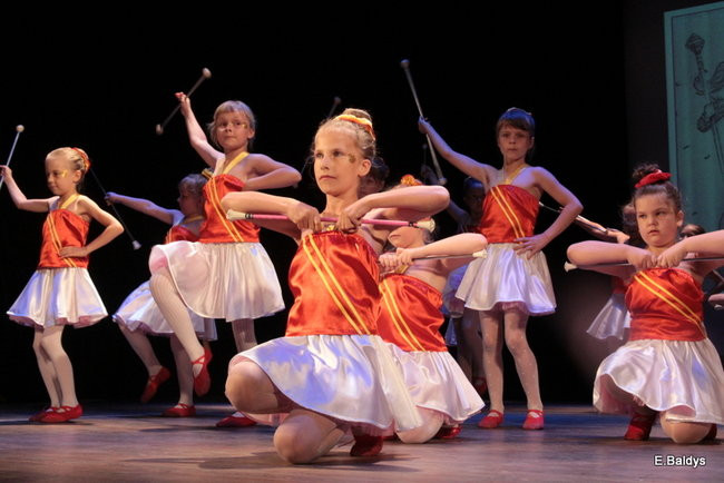 100 mażoretek na jednej scenie (zdjęcia)