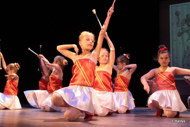 100 mażoretek na jednej scenie (zdjęcia)