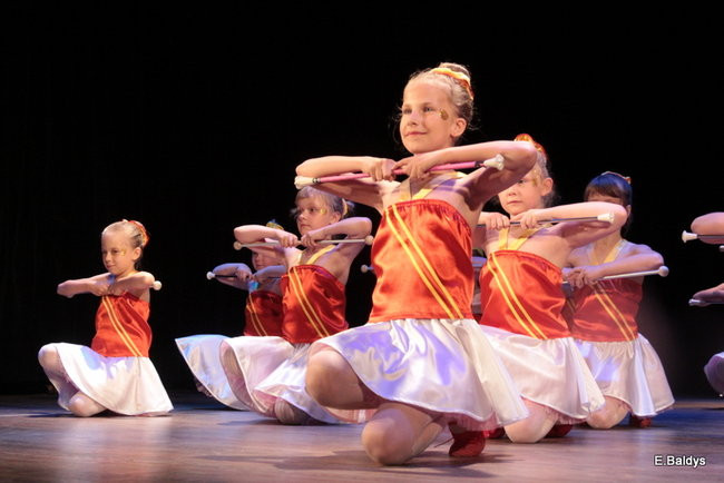 100 mażoretek na jednej scenie (zdjęcia)