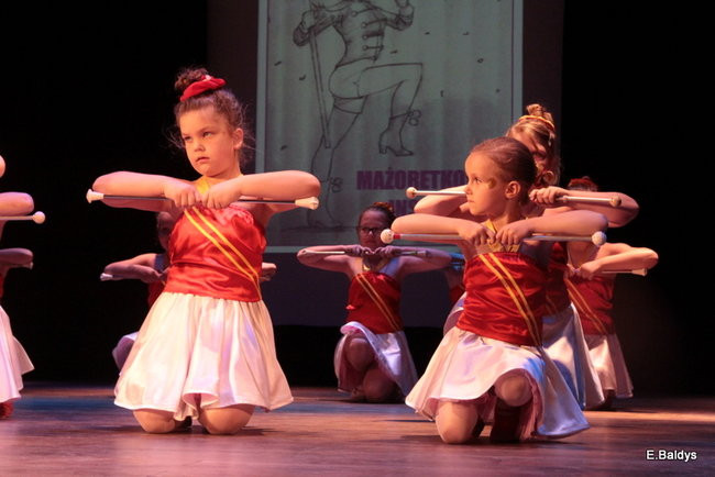 100 mażoretek na jednej scenie (zdjęcia)