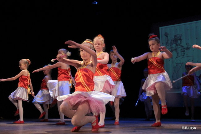 100 mażoretek na jednej scenie (zdjęcia)