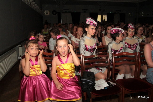 100 mażoretek na jednej scenie (zdjęcia)