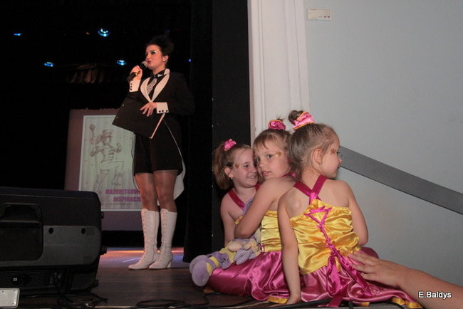 100 mażoretek na jednej scenie (zdjęcia)