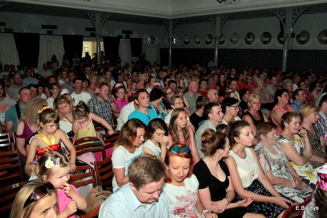 100 mażoretek na jednej scenie (zdjęcia)