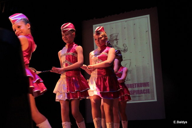 100 mażoretek na jednej scenie (zdjęcia)