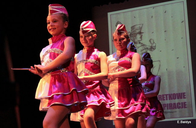 100 mażoretek na jednej scenie (zdjęcia)