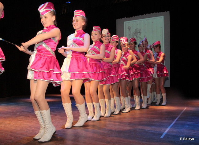 100 mażoretek na jednej scenie (zdjęcia)