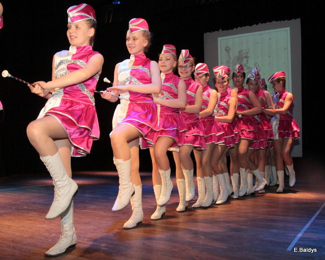 100 mażoretek na jednej scenie (zdjęcia)