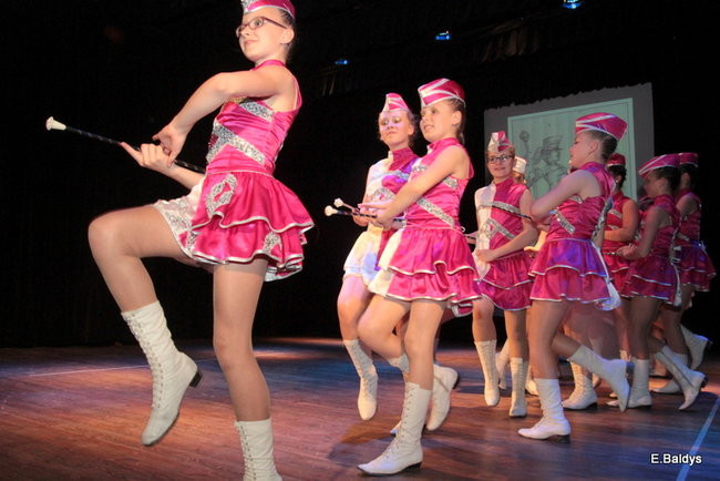 100 mażoretek na jednej scenie (zdjęcia)