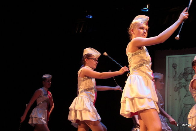 100 mażoretek na jednej scenie (zdjęcia)