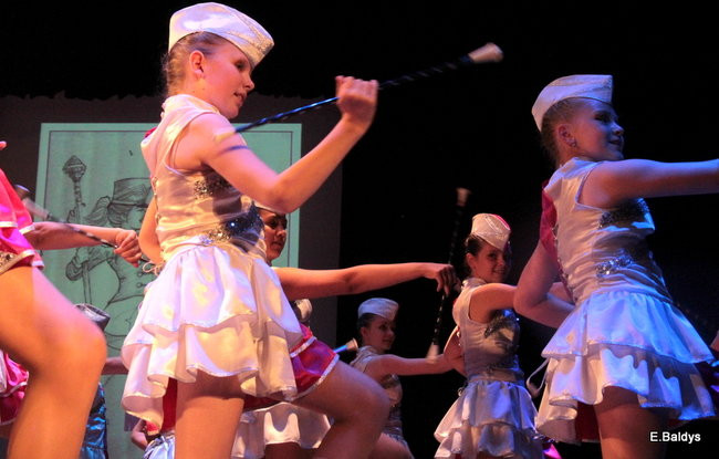 100 mażoretek na jednej scenie (zdjęcia)