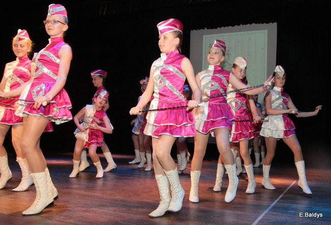 100 mażoretek na jednej scenie (zdjęcia)