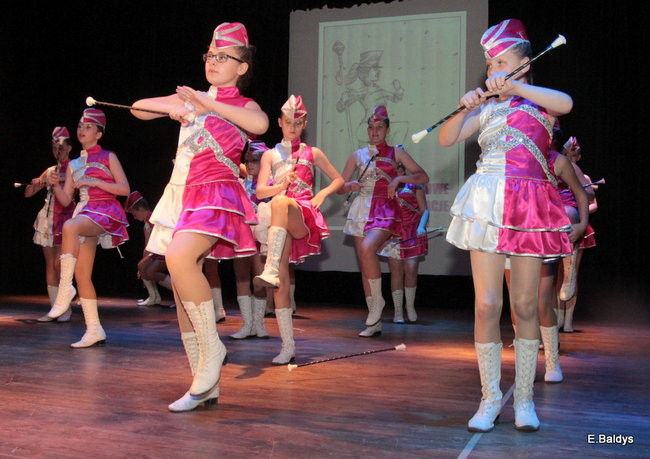 100 mażoretek na jednej scenie (zdjęcia)