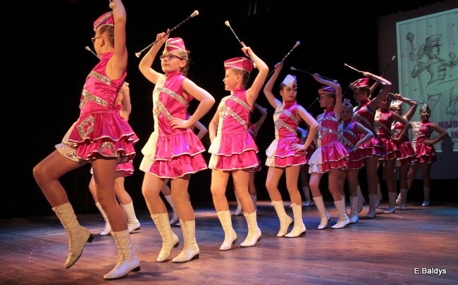 100 mażoretek na jednej scenie (zdjęcia)