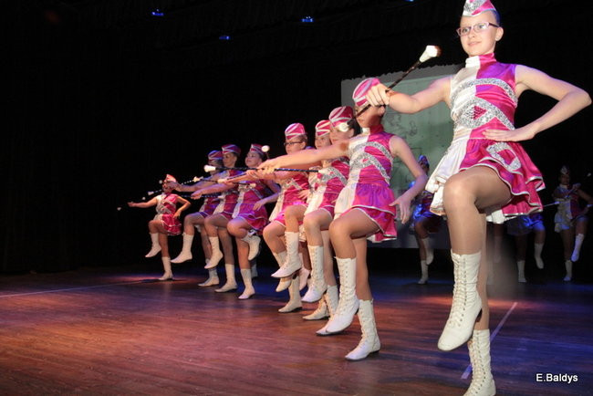 100 mażoretek na jednej scenie (zdjęcia)