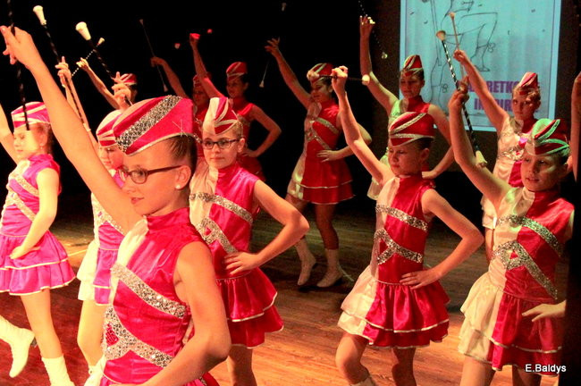 100 mażoretek na jednej scenie (zdjęcia)