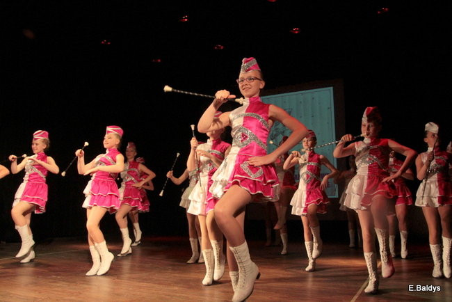 100 mażoretek na jednej scenie (zdjęcia)