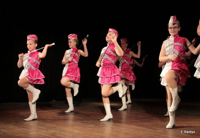 100 mażoretek na jednej scenie (zdjęcia)