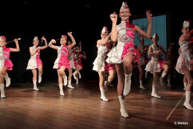 100 mażoretek na jednej scenie (zdjęcia)