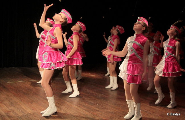 100 mażoretek na jednej scenie (zdjęcia)