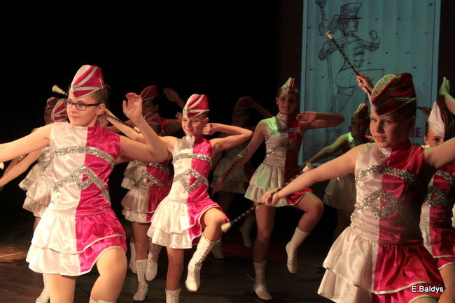 100 mażoretek na jednej scenie (zdjęcia)