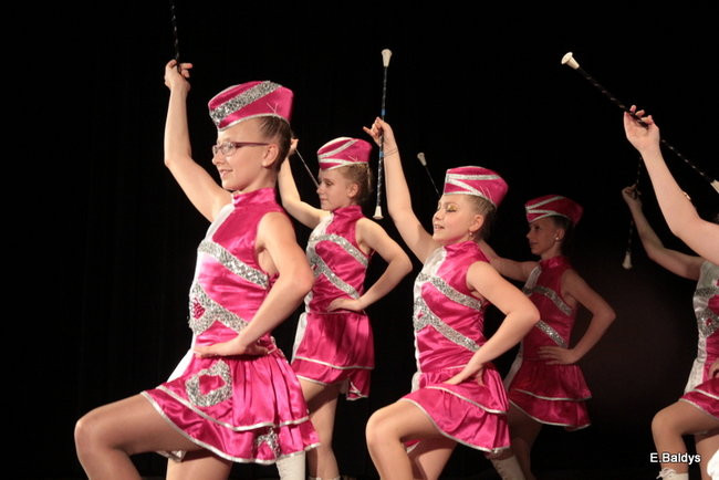 100 mażoretek na jednej scenie (zdjęcia)