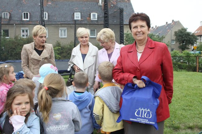 Seniorki w przedszkolu (zdjęcia)