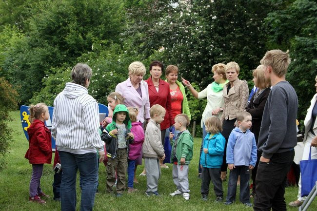 Seniorki w przedszkolu (zdjęcia)