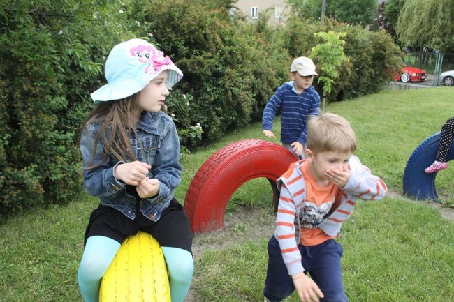 Seniorki w przedszkolu (zdjęcia)