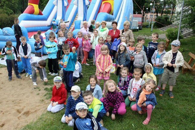 Seniorki w przedszkolu (zdjęcia)