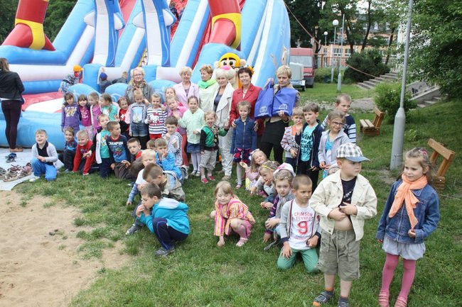 Seniorki w przedszkolu (zdjęcia)