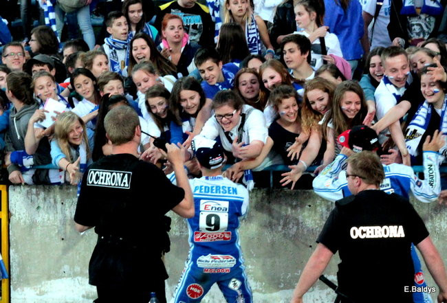 Kibice przepraszają prezesa Unii Leszno (zdjęcia)