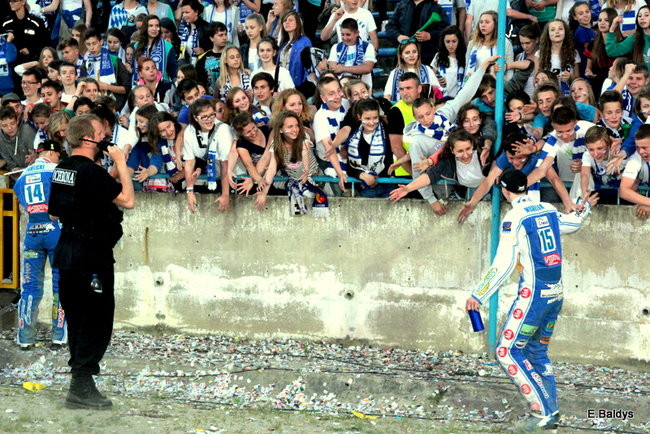 Kibice przepraszają prezesa Unii Leszno (zdjęcia)