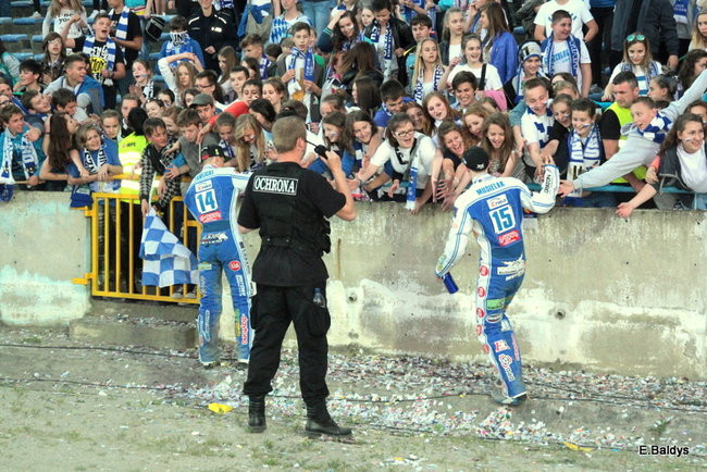 Kibice przepraszają prezesa Unii Leszno (zdjęcia)