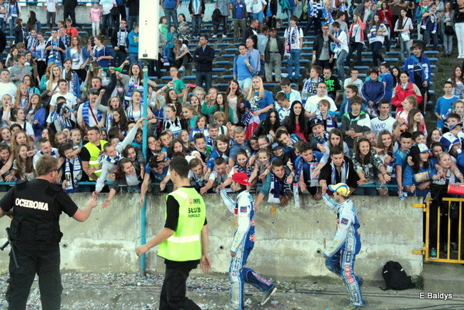 Kibice przepraszają prezesa Unii Leszno (zdjęcia)