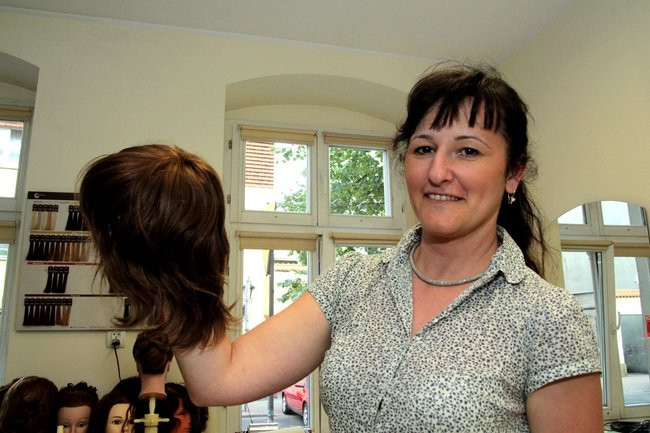 Setne ścięcie, pierwsza peruka (zdjęcia)