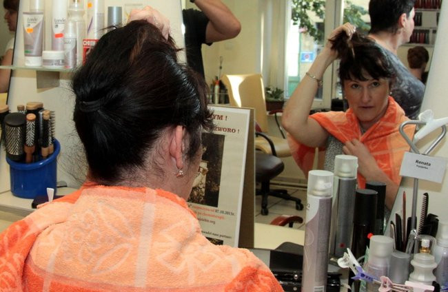 Setne ścięcie, pierwsza peruka (zdjęcia)