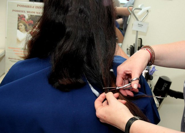 Setne ścięcie, pierwsza peruka (zdjęcia)