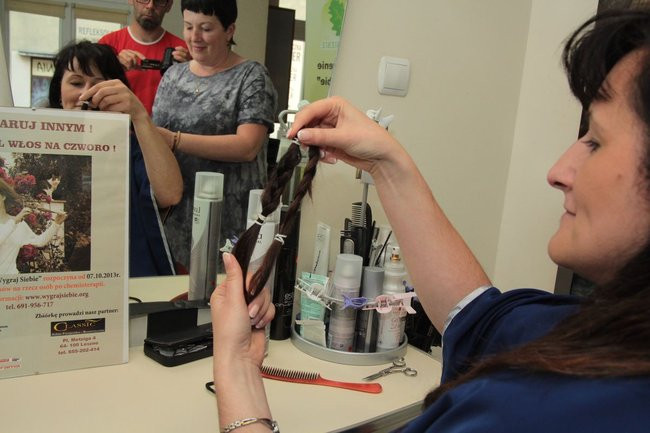 Setne ścięcie, pierwsza peruka (zdjęcia)